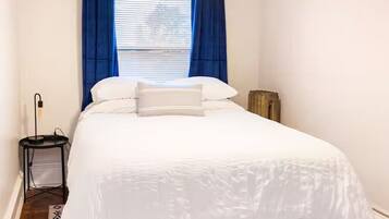 1 habitación, tabla de planchar con plancha, wifi gratis y ropa de cama