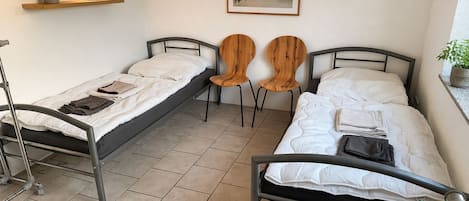 3 habitaciones, tabla de planchar con plancha, wifi y ropa de cama