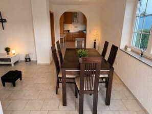 Dining - Vacation apartment / apartment for fitters / parking lot / WLAN / kitchen / 120QM (Urbar)
