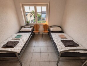 3 bedrooms, iron/ironing board, WiFi, bed sheets - Vacation apartment / apartment for fitters / parking lot / WLAN / kitchen / 120QM (Urbar)