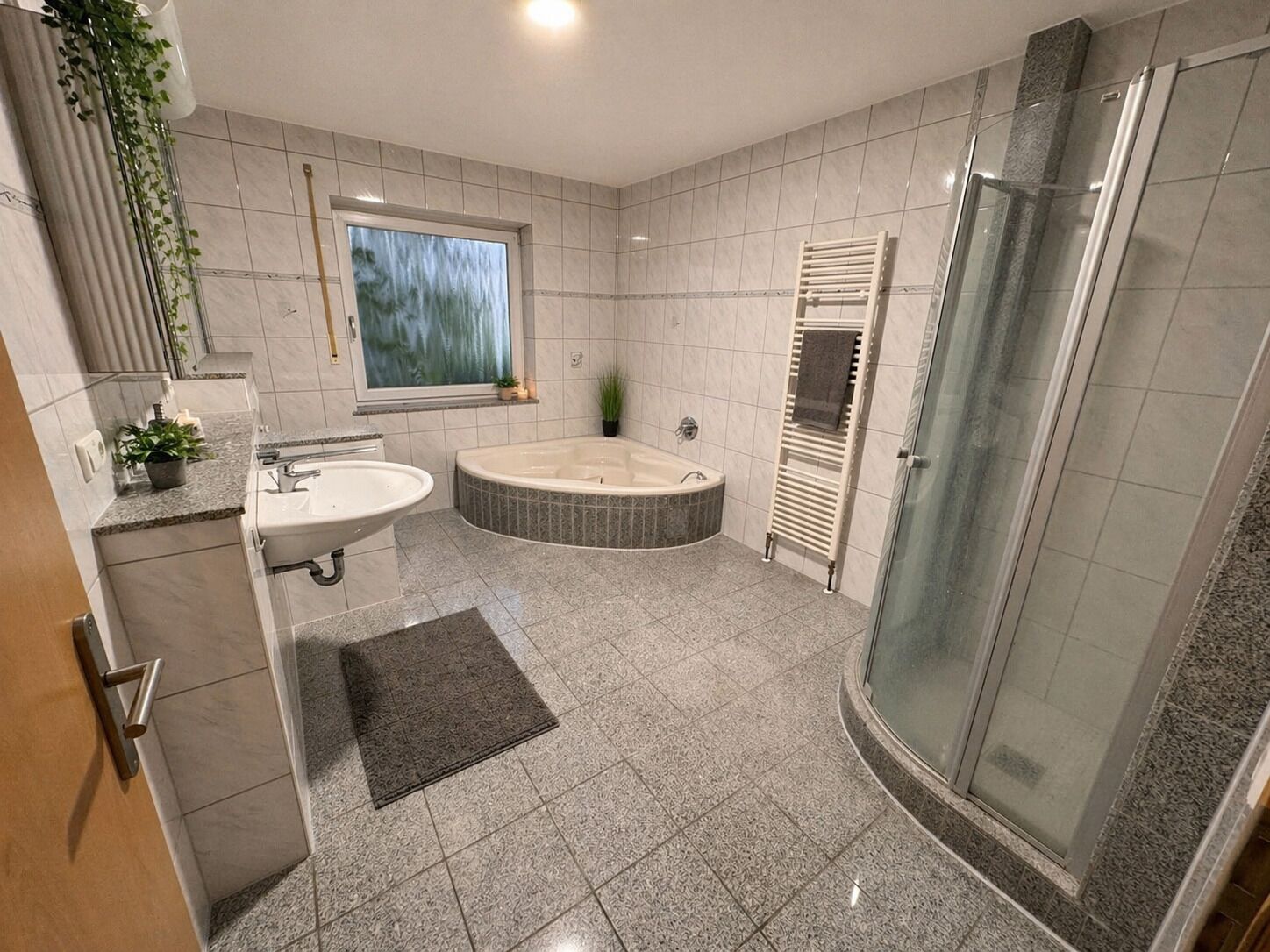 Haartrockner, Handtücher, Seife, Toilettenpapier