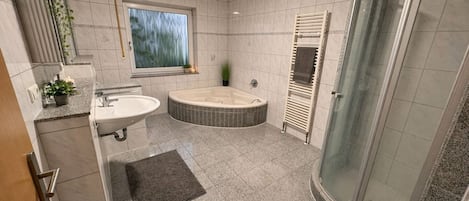 SĂšche-cheveux, serviettes fournies, savon, papier toilette