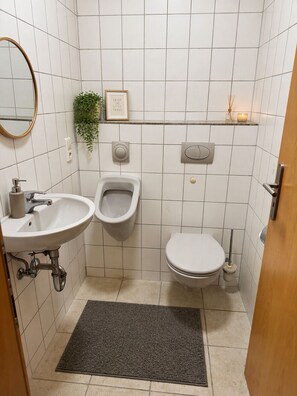 Hair dryer, towels, soap, toilet paper - Vacation apartment / apartment for fitters / parking lot / WLAN / kitchen / 120QM (Urbar)