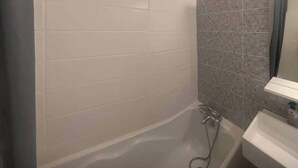A bathroom with a bathtub, a shower, and a sink. - Private Room in a Shared Flat - Villeurbanne (Villeurbanne)