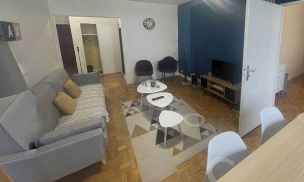 A living room with a sofa, two chairs, a TV, and a small table. - Private Room in a Shared Flat - Villeurbanne (Villeurbanne)