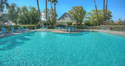 Cozy 1-bedroom cabin in serene Palm Desert with AC and gym access