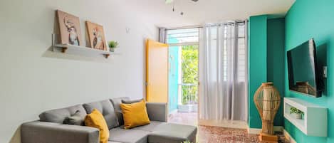 Apartment, 3 Bedrooms, Balcony, City View | Living area
