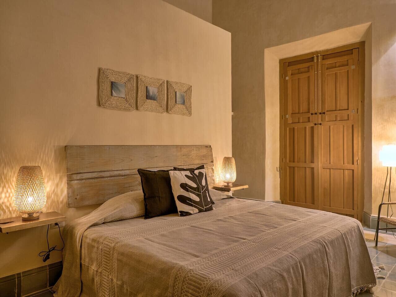 Desk, iron/ironing board, WiFi, bed sheets
