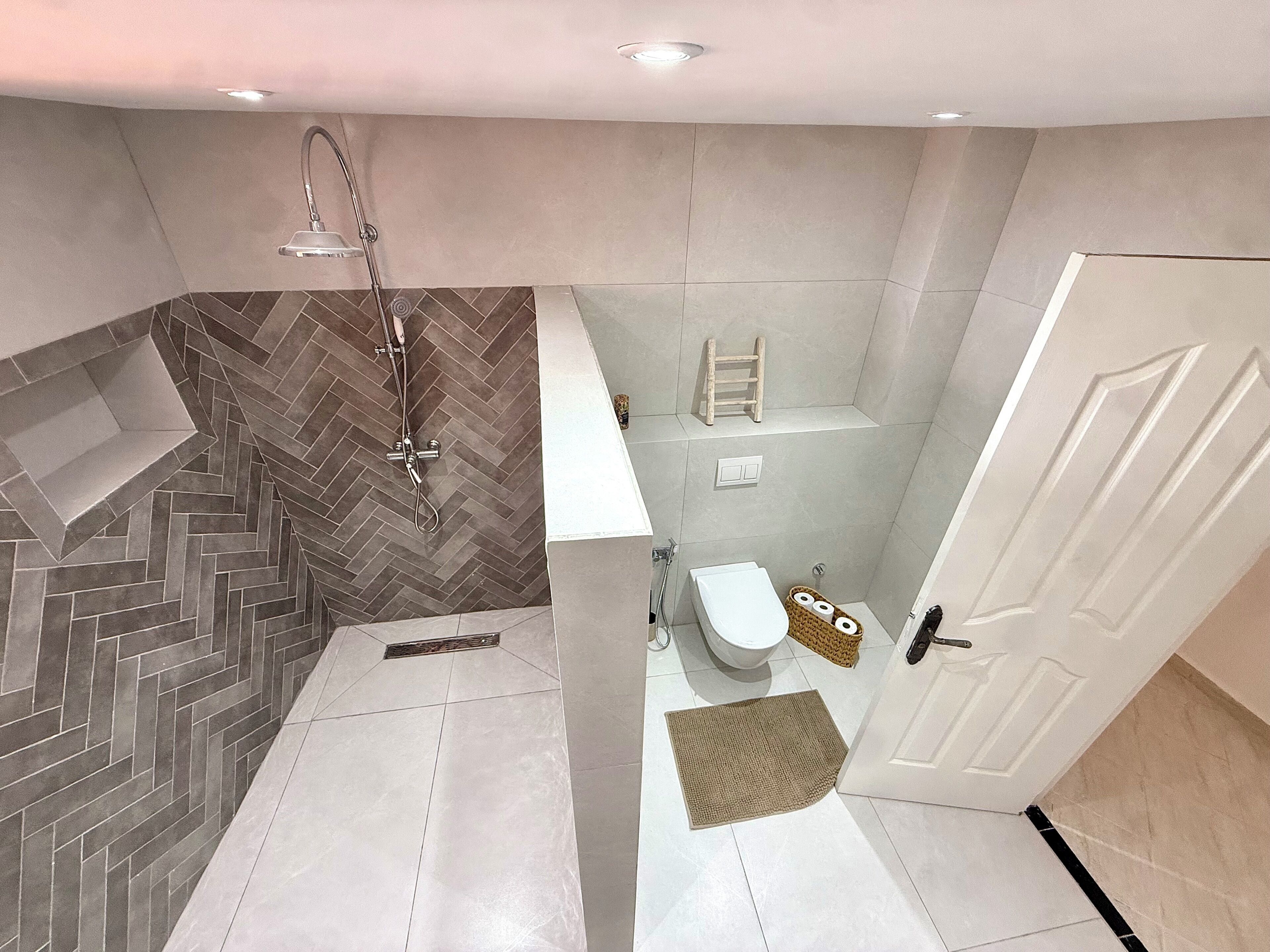Douche, serviettes fournies, savon, papier toilette