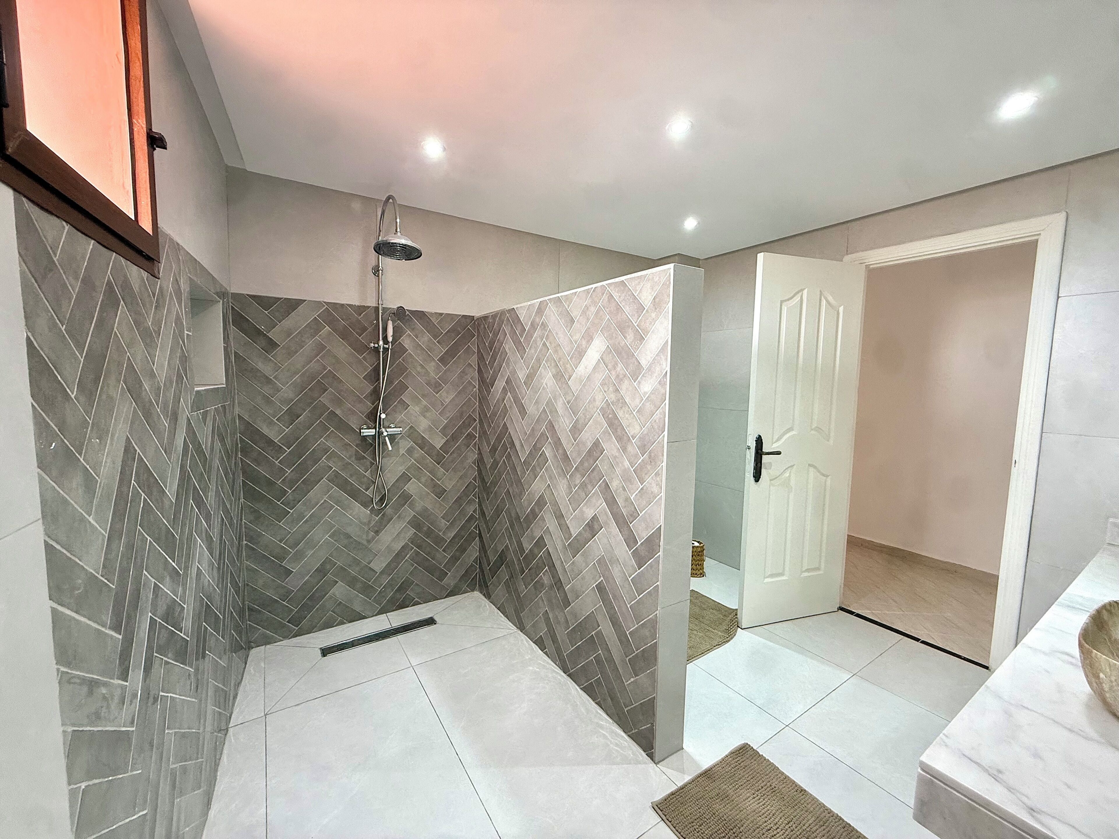 Regadera, toallas, jabón, papel de baño 