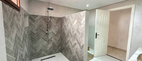 Regadera, toallas, jabón, papel de baño