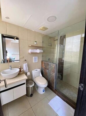 Shower, hair dryer, towels, soap - Cozy apartment in the heart of Guayaquil (Guayaquil)