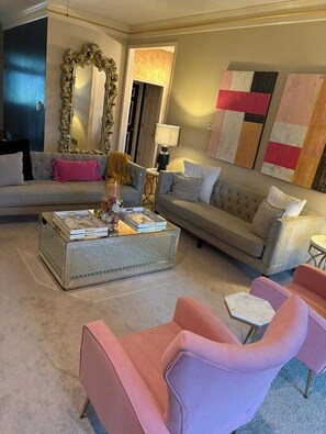 Living area - Luxury lake living 12 minutes from The World Cup Stadium. (Lee's Summit)