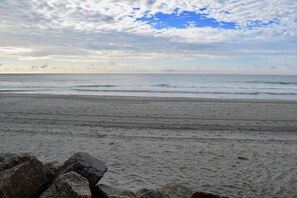 Ein Strand mit blauem Himmel und ruhiger See.