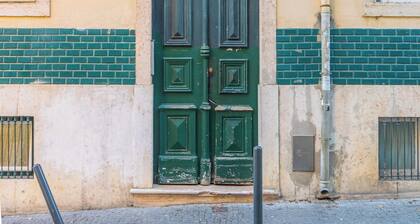 Boavista Apartment: Pano Castle, Graça and City Views, Historic Mouraria Lisbon