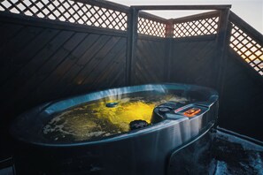 Outdoor spa tub - Tiny Glass lodge Experience The Nature (Selfoss)