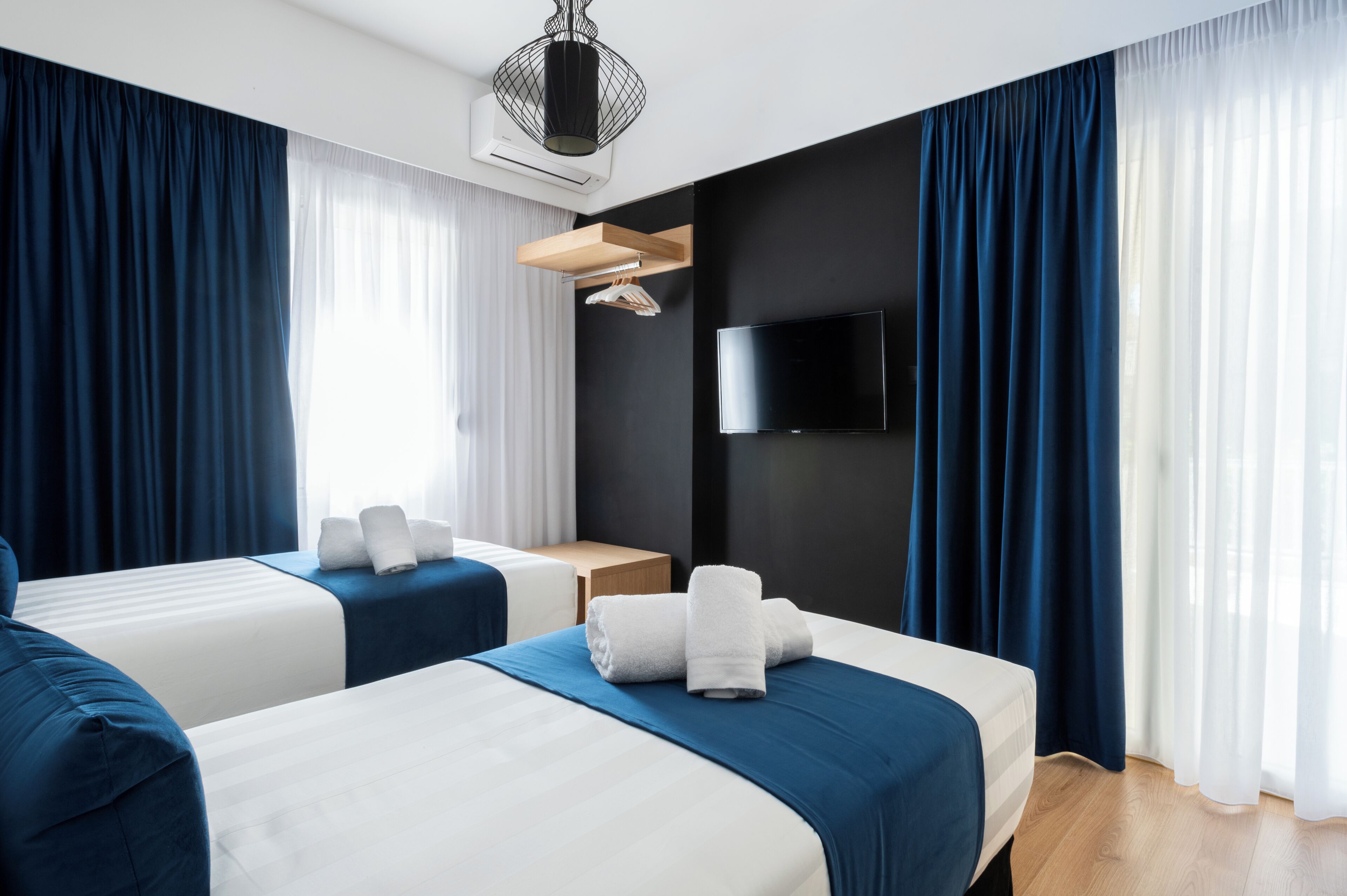 Tabla de planchar con plancha, wifi gratis, ropa de cama