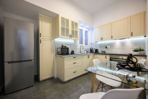 Kylskåp, mikrovågsugn, ugn och diskmaskin