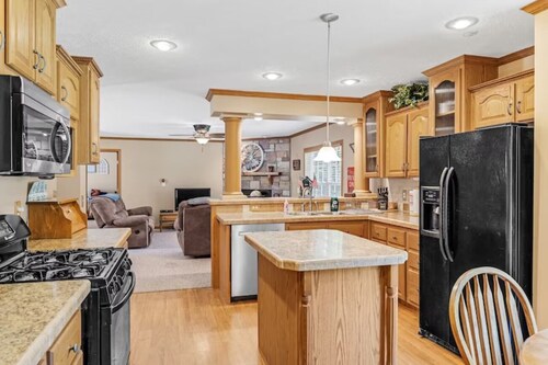 Family-Friendly Lakefront Cabin | Water Fun, Fire Rings & Open Lawns