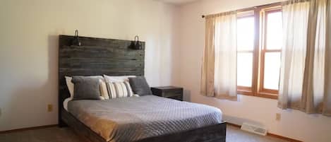 5 bedrooms, free WiFi, bed sheets