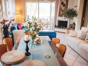 Ein modernes Wohnzimmer mit einer Couch, einem Couchtisch und Dekorationselementen.