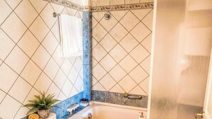A bathroom with a bathtub, toilet, and shower. - Preveza Stay Near the Harbor (Preveza)