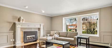Smart TV, fireplace