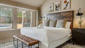 3 bedrooms, desk, iron/ironing board, travel crib