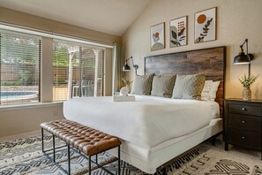 3 habitaciones, escritorio y tabla de planchar con plancha 