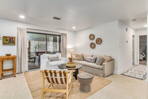 TV - Sunset on the Coast | Private Pool | Dog Friendly | Boat Launch | Volleyball & Pickleball (Gulf Breeze)