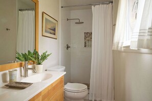Shower, hair dryer, towels - Sunset on the Coast | Private Pool | Dog Friendly | Boat Launch | Volleyball & Pickleball (Gulf Breeze)