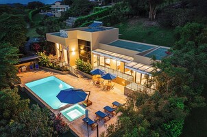 Una piscina al aire libre