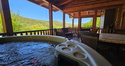 Private, Mountain Views, Hot Tub, WiFi, Kid & Dog Friendly, Hike to the creek!