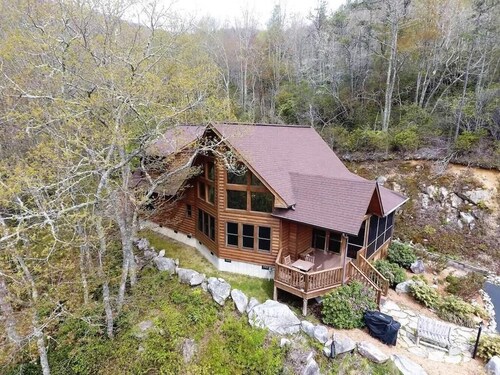Private, Mountain Views, Hot Tub, WiFi, Kid & Dog Friendly, Hike to the creek!