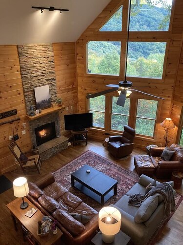 Private, Mountain Views, Hot Tub, WiFi, Kid & Dog Friendly, Hike to the creek!