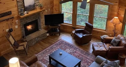 Private, Mountain Views, Hot Tub, WiFi, Kid & Dog Friendly, Hike to the creek!