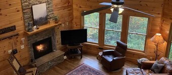 Private, Mountain Views, Hot Tub, WiFi, Kid & Dog Friendly, Hike to the creek!