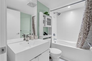 Free toiletries, towels, soap, shampoo - The Sventy hotel - Free Parking (Toronto)