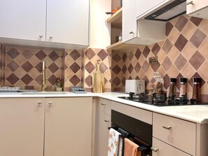Eine Küche mit einem Gaskochfeld, einem Toaster und verschiedenen Küchengeräten.