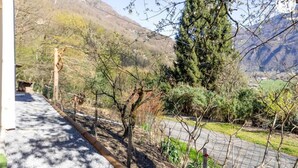 A pathway leading to a mountainous area with a fence and trees. - Gite du Nant des l'Alouy (ESSERTS BLAY)