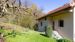 A house with a red roof, a small staircase, and a well-maintained lawn. - Gite du Nant des l'Alouy (ESSERTS BLAY)
