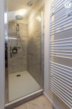 Bathroom - Vrbo Property (ESSERTS BLAY)
