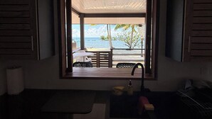 Una cucina con una finestra vista spiaggia.