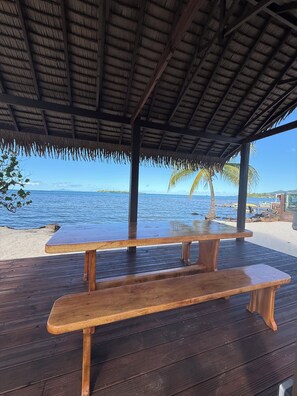 Outdoor dining - Noariki Beach House 1 (TAPUTAPUATEA)