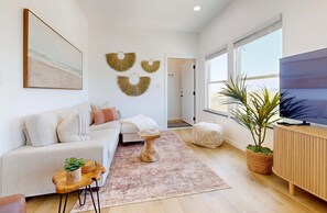 TV - WPB142: Walk to the Beach, Pet Friendly, Rooftop Terrace (Port Aransas)
