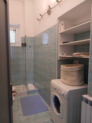 Shower, hair dryer, bidet, towels - Casa di Gio' - Two Bedroom Apartment, Sleeps 5 (Arenzano)