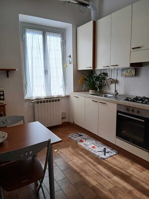 Fridge, microwave, oven, cookware/dishes/utensils - Casa di Gio' - Two Bedroom Apartment, Sleeps 5 (Arenzano)
