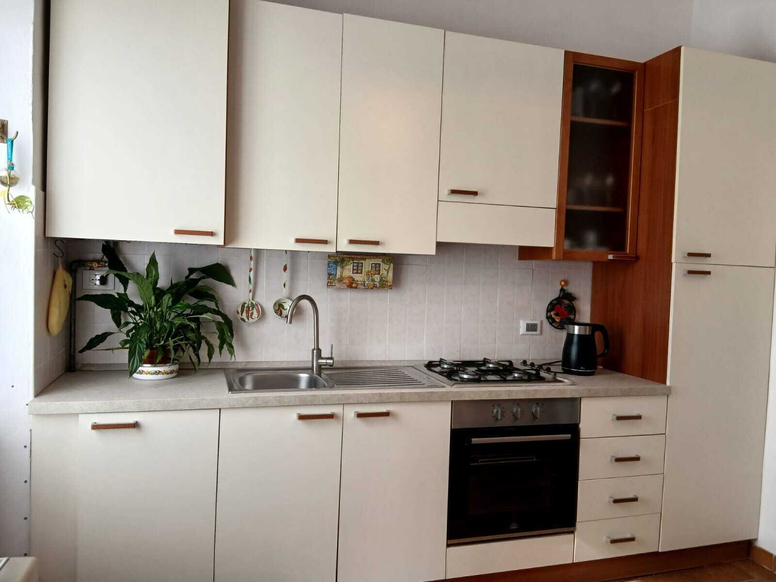Frigorifero, microonde, forno, pentole/stoviglie/utensili