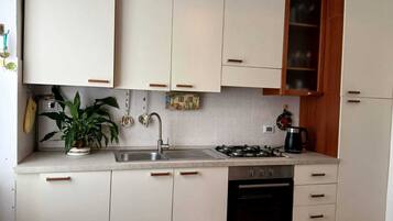 Frigorifero, microonde, forno, pentole/stoviglie/utensili
