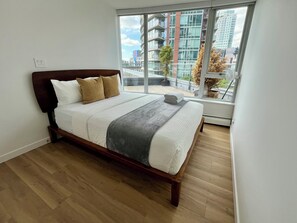 1 bedroom, desk, iron/ironing board, free WiFi - 1 bedroom + Sofabed, Private 500sqft sun deck, EV Parking w/Pool, Sauna, Hot Tub (Vancouver)